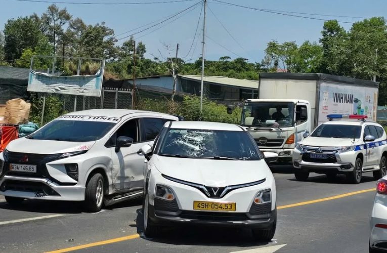 [VIDEO] Chồng vô cớ phá xe taxi khi vợ gọi xe chở về nhà mẹ đẻ