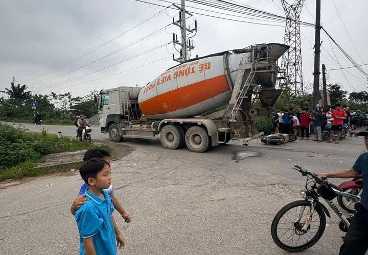 [VIDEO] Hiện trường vụ TNGT giữa xe bồn bê tông và xe máy tại đường gom cao tốc tại Vạn Điểm