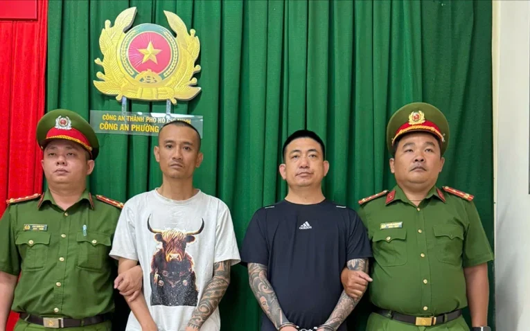 [VIDEO] Công an b.ắt tạm giam 2 người đi xe bán tải chửi bới, tương tác người đi xe máy