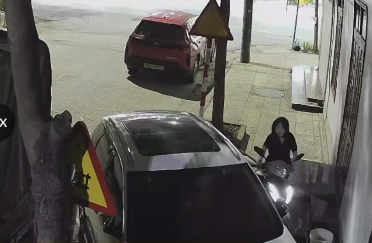 [VIDEO] Cô gái lạ để xe máy bên cạnh chiếc xe ô tô của chủ nhà đang đậu ở vỉa hè rồi lên xe ô tô khác đi mất