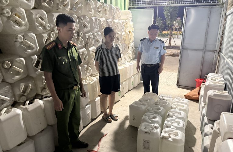 Ninh Bình: Phát hiện, xử lý cơ sở kinh doanh 400 lít rượu không rõ nguồn gốc, xuất xứ